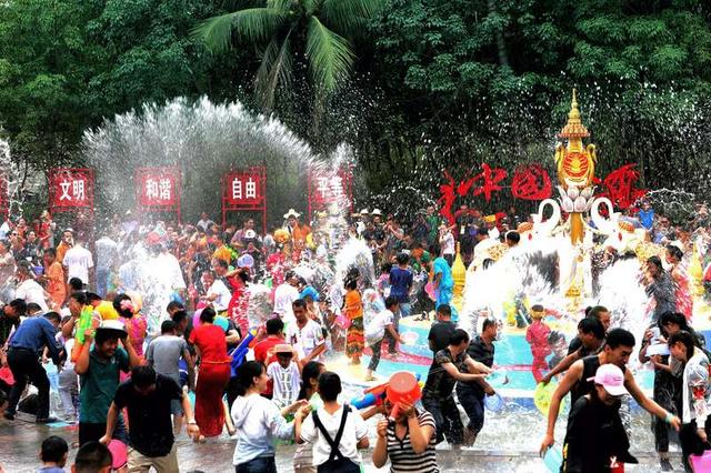 往年泼水狂欢场景。主办方供图