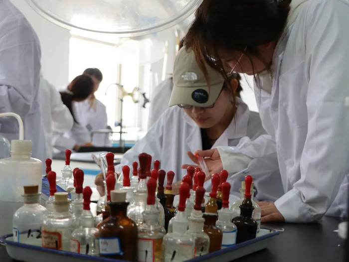 对一些医学生来说，进口试剂是刚需。图 / 视觉中国