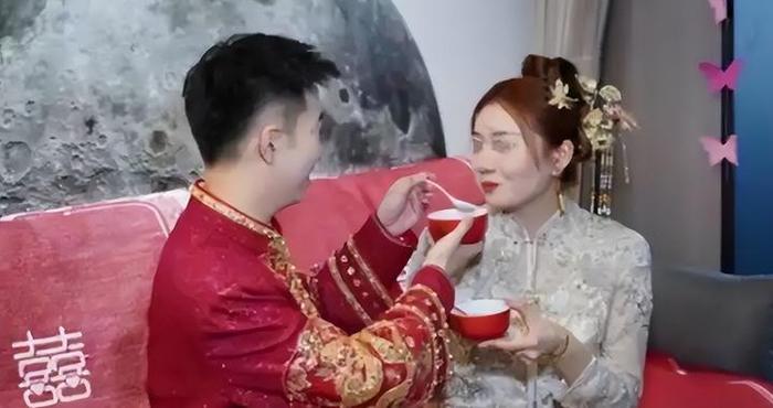 弟弟结婚我随礼10万,临走前他给我女儿塞红包,回家打开一看我哭了
