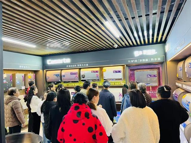 电器商店人头攒动。（资料图）