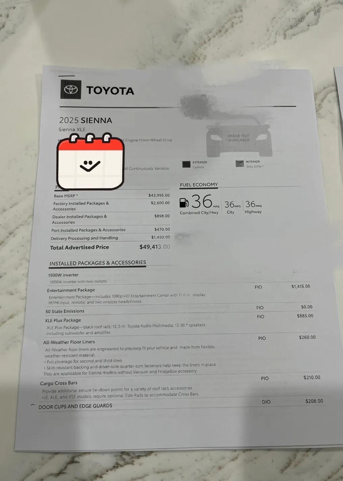 Yori和丈夫购车时拍下的Toyota参考信息。图 / 讲述者提供