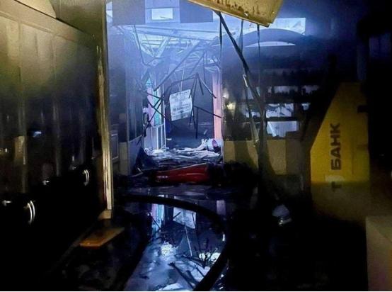 当地时间4月12日，莫斯科纳哈比诺地区一购物中心发生纵火事件后内部被烧毁。图源：俄媒