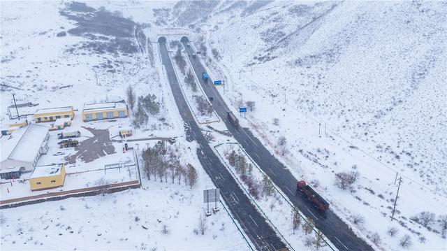4月13日，积雪路段已全部恢复通行。 青格乐 摄