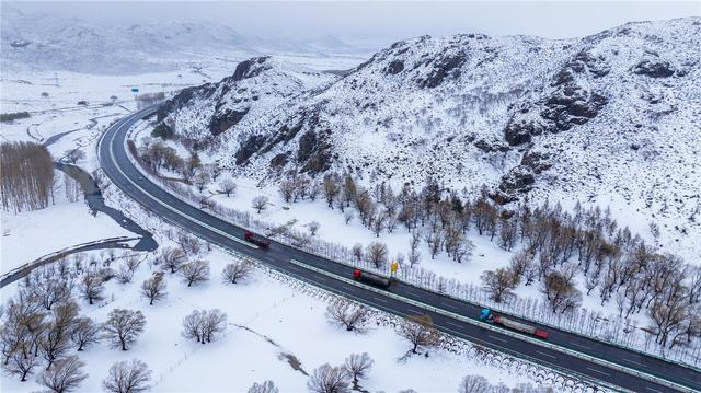 4月13日，积雪路段已全部恢复通行。 青格乐 摄