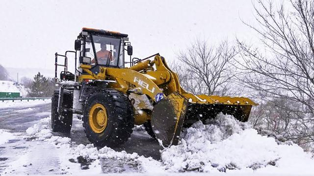 4月13日，除雪机械对积雪路段展开不间断清雪作业。 青格乐 摄