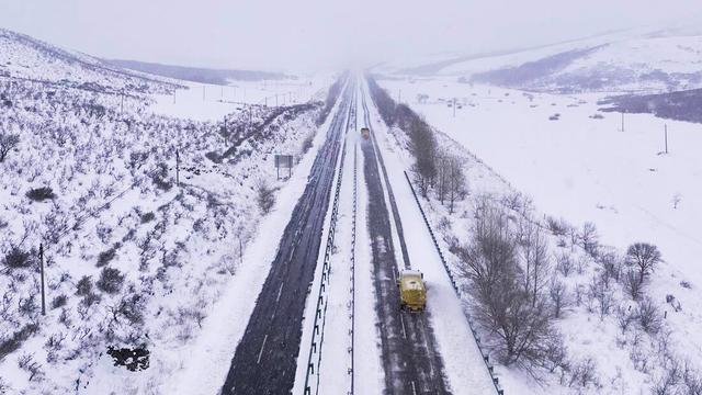 4月13日，除雪机械对积雪路段展开不间断清雪作业。 青格乐 摄