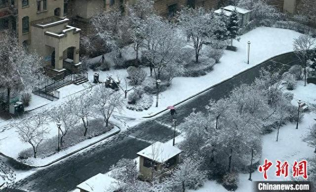 4月13日，吉林长春，一夜降雪后，城市披银装。 郭佳 摄