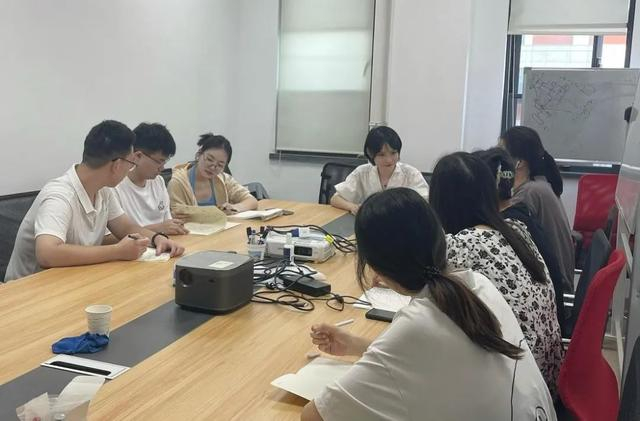 朱祺琪和学生开展学术交流。来源：地大研究生微信公众号 