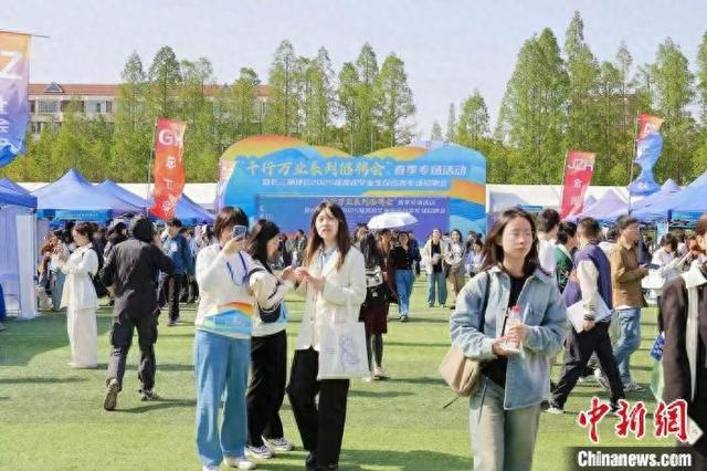 图为招聘会现场。 上海财经大学供图