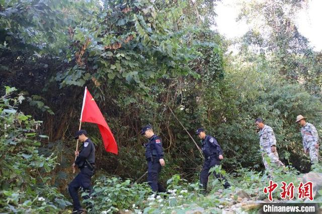 民警开展联合巡逻。德宏边境管理支队 供图