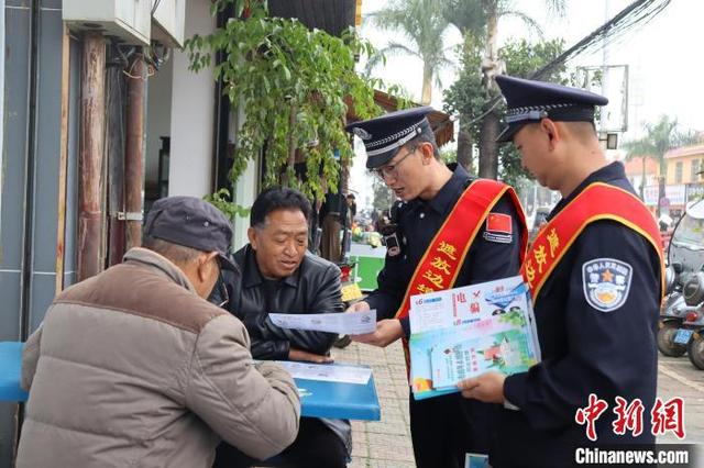 民警开展法律宣传。德宏边境管理支队 供图