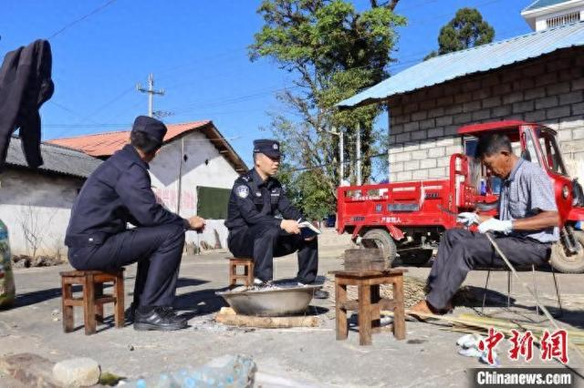 民警到辖区群众家中走访。德宏边境管理支队 供图