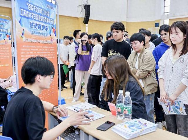 江苏省百校千企万岗”示范招聘会现场。 主办方供图