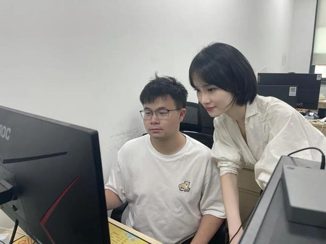 朱祺琪在指导学生。来源：地大研究生微信公众号 