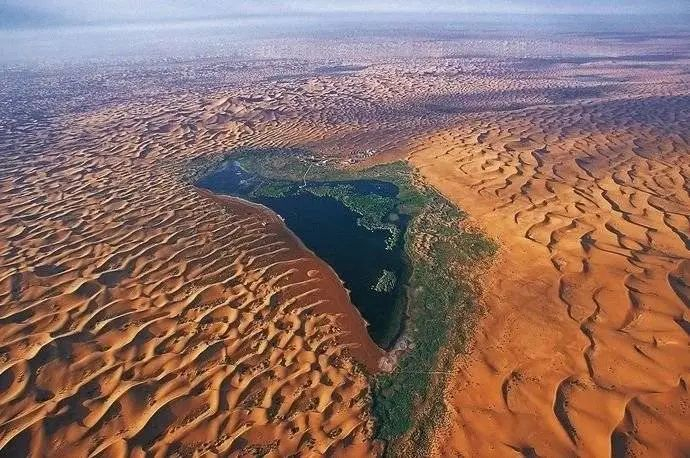 腾格里沙漠月亮湖（图据景区）