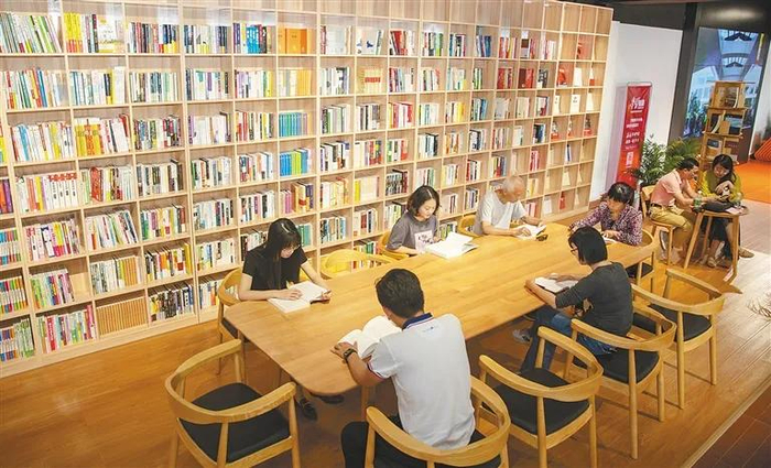 琼海新时代文明实践中心万泉河分中心，市民在阅读书籍。海南日报全媒体记者 袁琛 摄