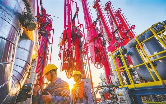 在海南炼化公司百万吨乙烯项目配套码头，工作人员在装卸物料。海南日报全媒体记者 陈元才 摄