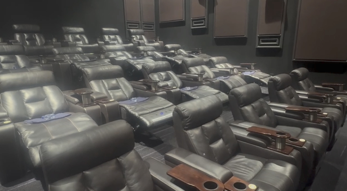 4月11日开放给公众临时休息和过夜的影厅。 受访者供图