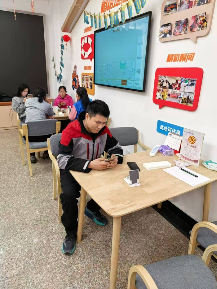 椿树街道工会驿站，顺丰快递福州馆营业站快递员张玉林在这里避风。 受访者供图