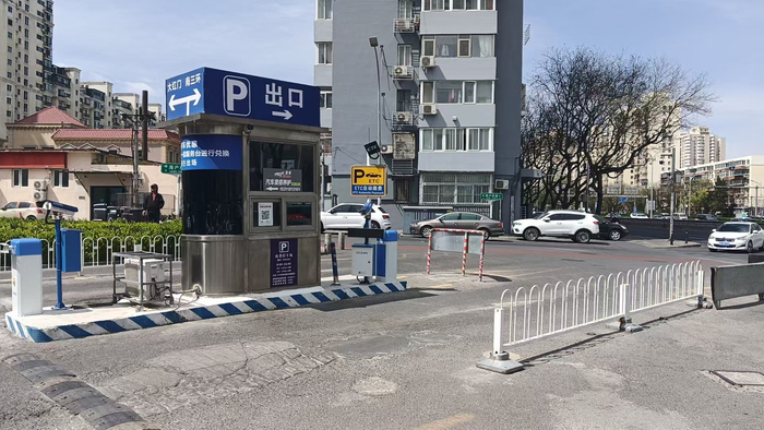 合生广场停车场出入口，拦车杆已被卸掉。 受访者供图