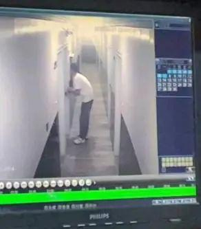 酒店监控显示该男子于走廊徘徊后最终打开3女子入住房间。图/网络截图