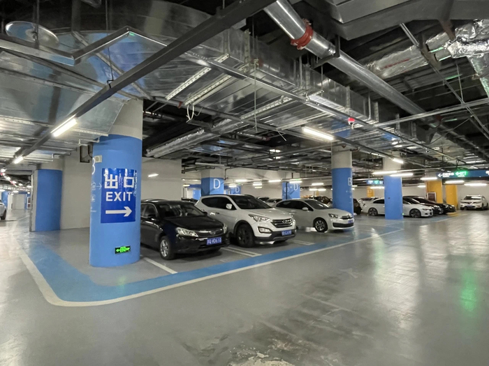 4月13日，京西大悦城的地下停车场。 受访者供图