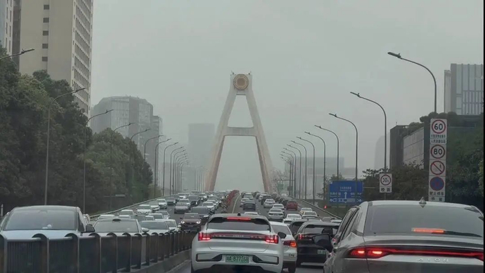 12日下午成都能见度明显下降（吴冰清 摄）