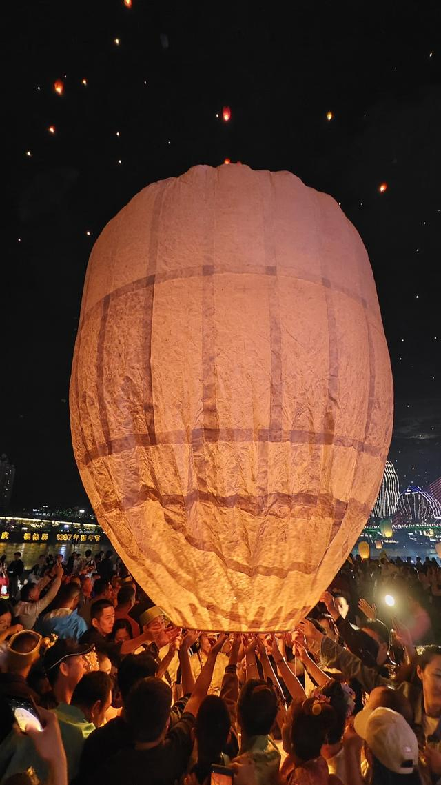 特写|西双版纳孔明灯传承人:坚守44年,我放不下这门手艺|西双版纳傣族