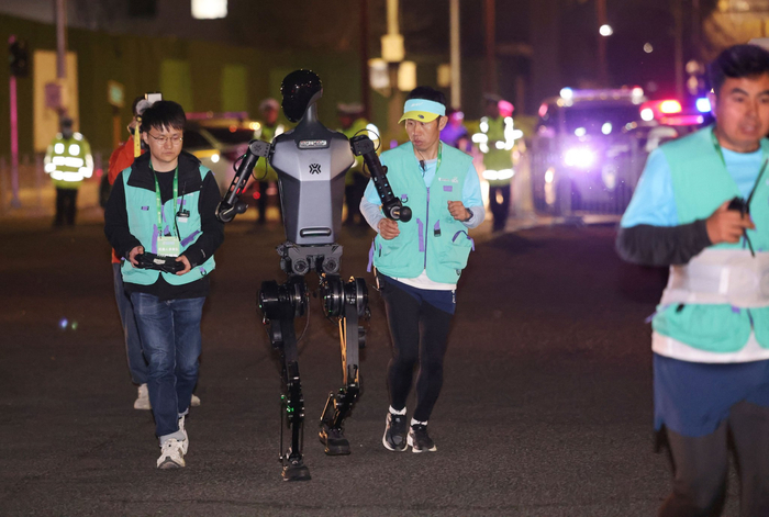 4月9日晚，南海子公园，全球首场人形机器人半马排位赛举行。新京报记者 李木易 摄