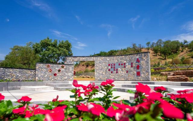 东乌素图村古树广场。（资料图）