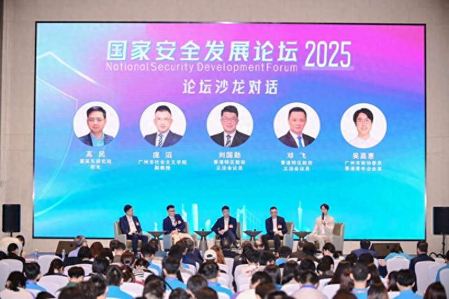国家安全与青年发展论坛嘉宾分享交流。主办方供图
