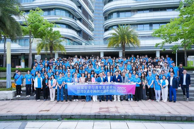 湾区青年科创考察交流团一行在创享湾合影。主办方供图