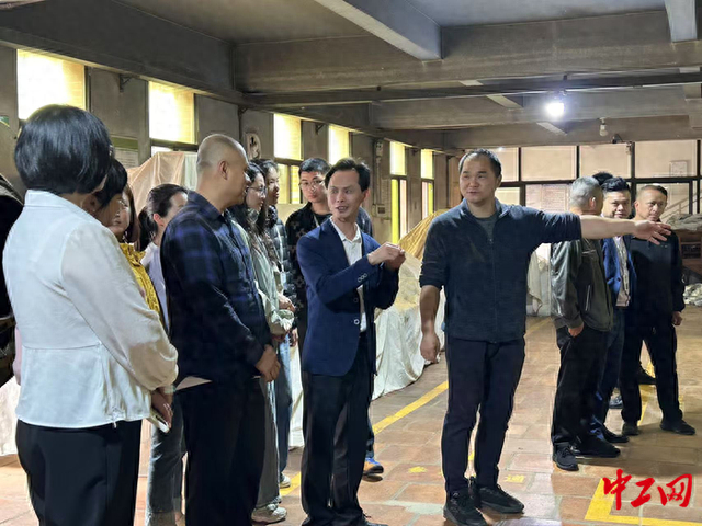 高峰谷茶厂技术指导。蔡雅婷 摄