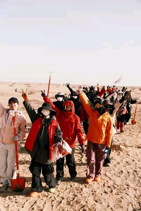 来自全国各地的志愿者参加“请到民勤种棵树”活动。团民勤县委供图