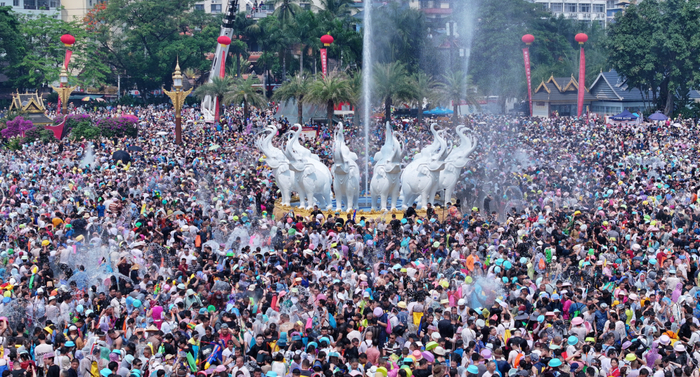 往年泼水节。张晰 林夕 摄（图源：云南发布）