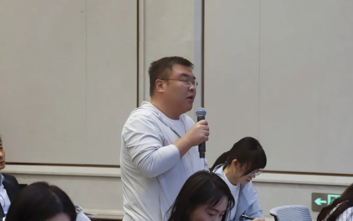 海报新闻记者：