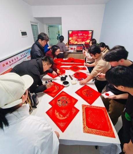 　　1月24日，宁夏银川青年人才公寓（驿站）入住青年参加“翰墨丹青 迎春送福”活动。银川市委人才工作局供图