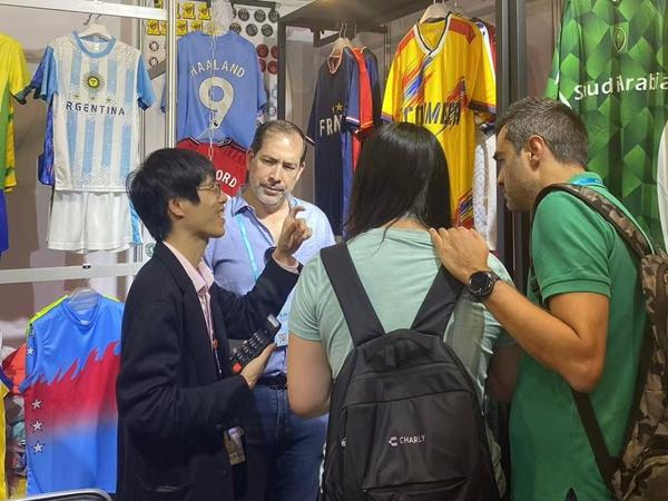 近日，义乌商人温从见（左一）正在自己店铺里与来自欧洲的客商交流。受访者供图