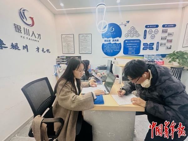 　　3月13日，盛世丰茂青年人才公寓，运营主管马子芳（左一）为一名青年办理退住手续。中青报·中青网记者 焦敏龙/摄
