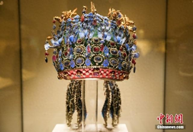 资料图：中国国家博物馆展出的的明孝端皇后凤冠，以此为原型的文创产品受到观众热捧。中新社记者 赵文宇 摄