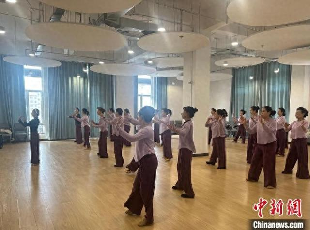 4月14日，在甘肃省酒泉市瓜州县渊泉镇疏勒社区的舞蹈教室里，“00后”教师张丽霞在指导学员上课。 刘潇 摄