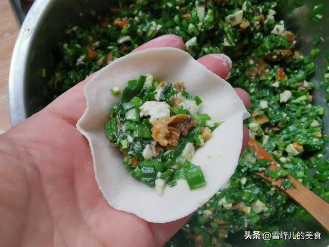 春天包饺子萝卜白菜靠边站，用它做馅比肉馅好吃，连吃30个真鲜！