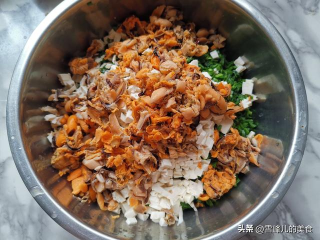 春天包饺子萝卜白菜靠边站，用它做馅比肉馅好吃，连吃30个真鲜！