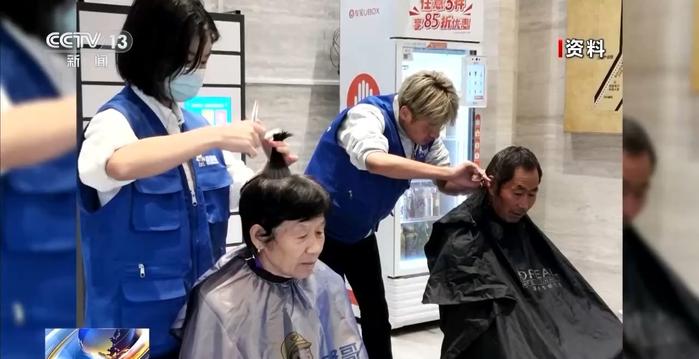 厨具清洗、义诊理发、缝补衣物……集市里的“易修哥”超贴心！（易修易购网上商城）