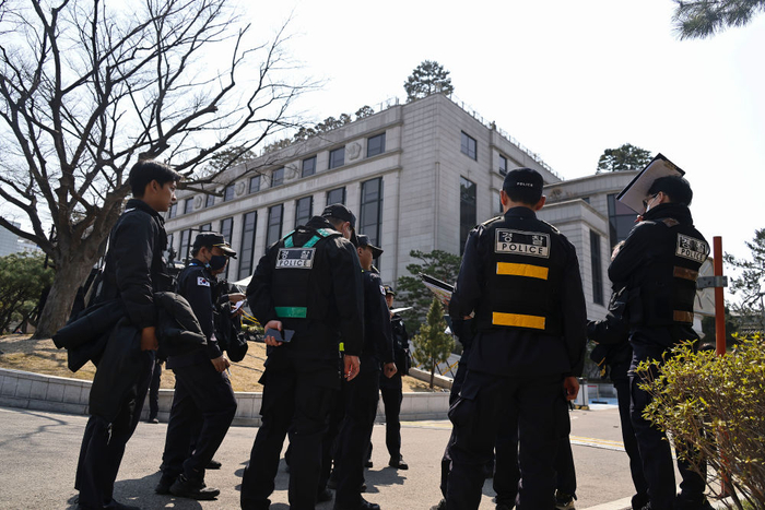 4月3日，在韩国首尔，警察在韩国宪法法院执勤。新华社发（全休相摄）