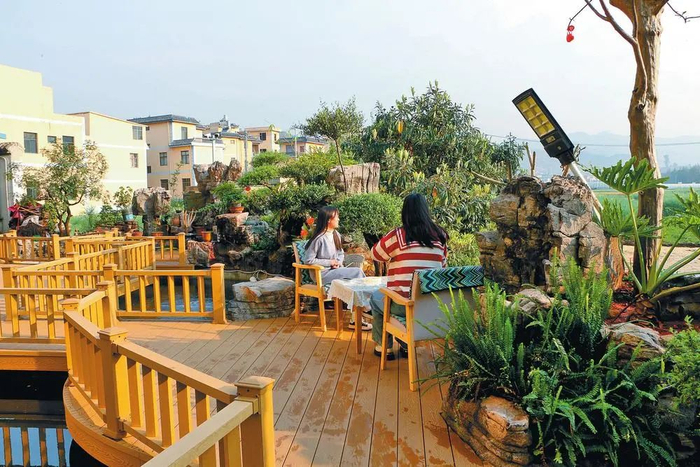 游客旅居弥勒市禄丰社区。图源：云南日报