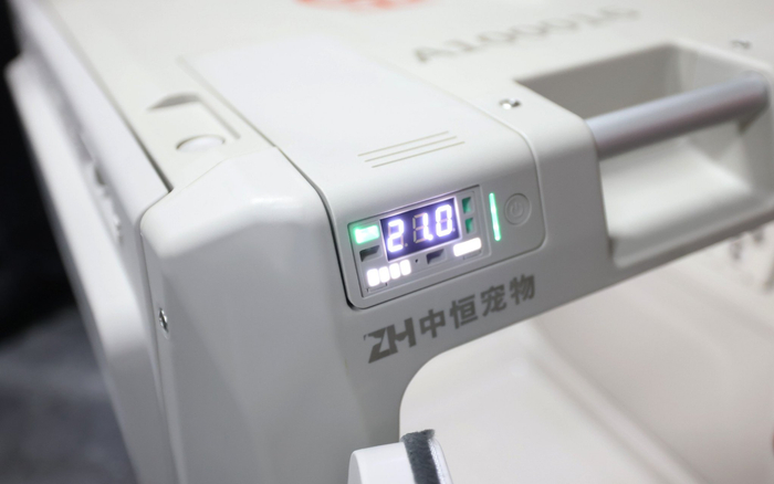 宠物运输箱上可以查看内部的温湿度和氧气含量情况。新京报记者 王贵彬 摄