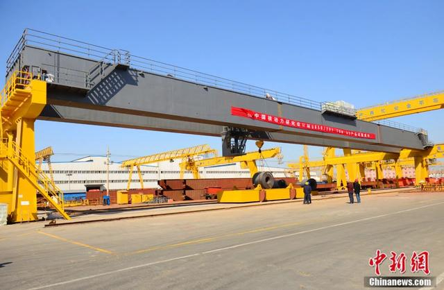 图为全球最大跨度室内起重装备-核电用70m跨度桥式起重机。长垣市委宣传部供图