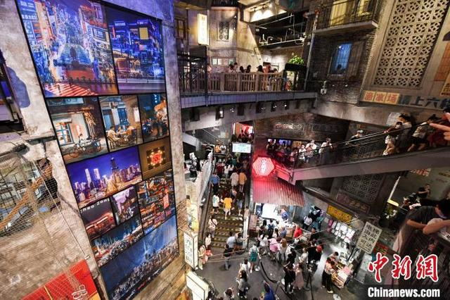 文和友吸引了全国各地游客前来打卡。 中新网记者 杨华峰 摄