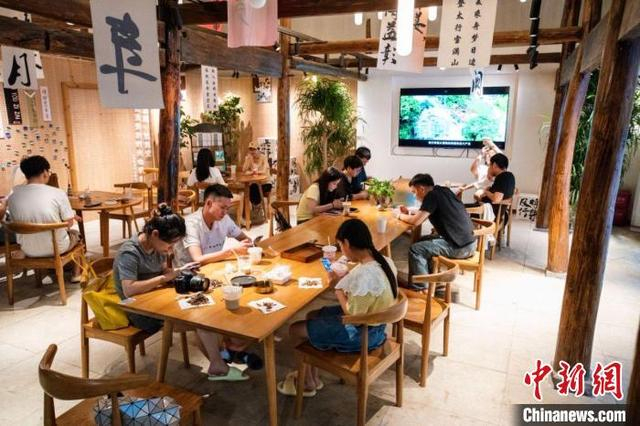 2024年，游客在江南·溪望谷的一家咖啡店里休闲。临海市官方供图